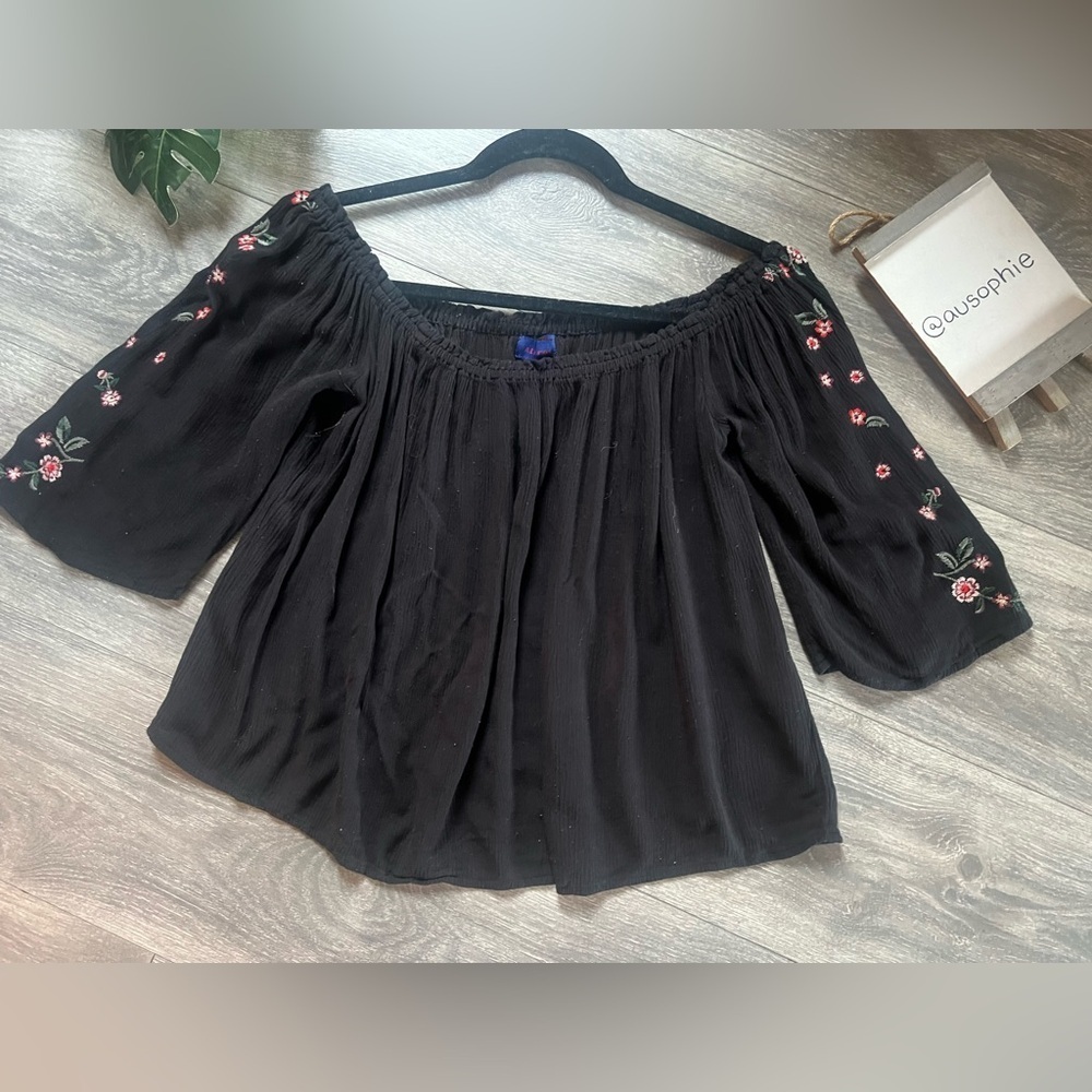 Aeropostale Prairie Off the Shoulder Black Top w Pink Red Rose Florals. Size M
